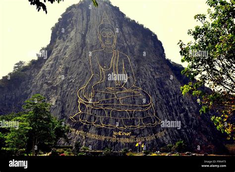  พระพุทธรูปนั่งปางสมาธิ ลงทองประดับแก้ว! รูปแบบอันงดงามของศิลปะสุโขทัย